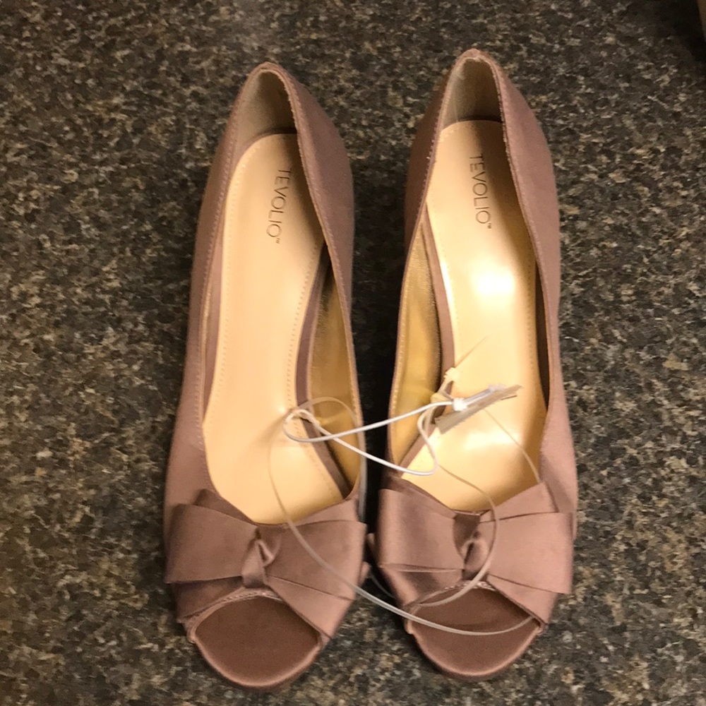 Size 9 super cute peep toe pump. Never worn.